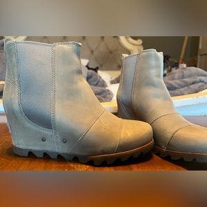 WOMEN'S size 7 sorel JOAN OF ARCTIC WEDGE CHELSEA BOOTIE.